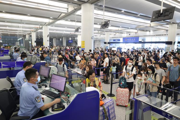 港珠澳大桥年内客流量首破2000万人次 华侨归国与香港游客成主力